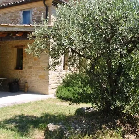 Awesome Stone Farmhouse In Quarto em Acomodações Particulares Moie