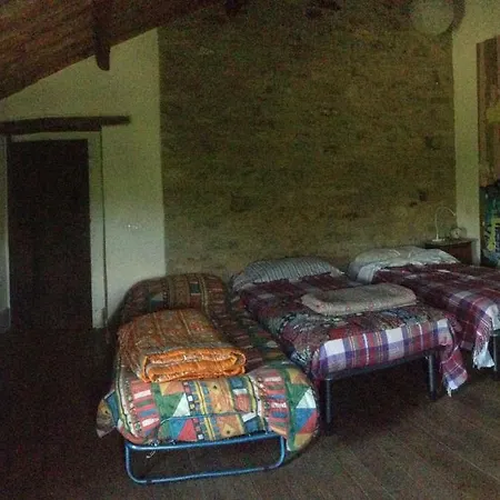 Awesome Stone Farmhouse In Quarto em Acomodações Particulares Moie
